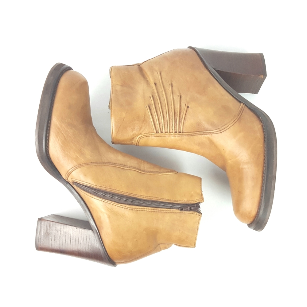 VINTAGE ZODIAC|Distressed Tan Leather Ankle Boots Size 7.5 - 8